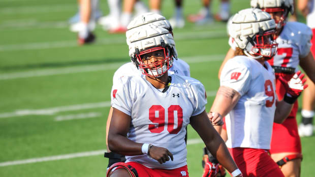 Wisconsin defensive lineman James Thompson Jr. warmup up before practice (Credit: Dave Kallmann / Milwaukee Journal Sentinel via Imagn Content Services, LLC)